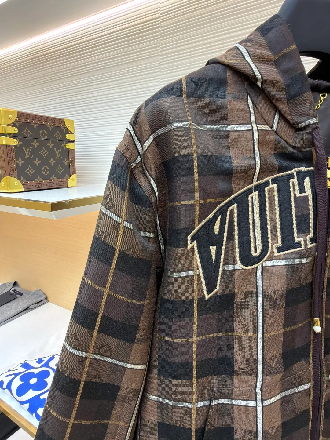 LOUIS VUITTON plaid hooded logo loose jacket ●Original version: Purchased and developed for 27300 ●Item number: 1682148-B70 ●Material: cotton mercerized fabric ●Technology: jacquard production ●Color: brown ●Version: fitted version ●Weight: about 890 grams ●Size: 48-50-52-54 ●Description: This zipper hoodie is made of sheep wool blended to lay out the seasonal Monogram Checked jacquard makes it a great choice for layering across seasons. A Vuitton felt patch sits at the chest, and the dressy hood has beaded drawstring tips. Available in matching trousers. Regular fit 83% sheep wool, 17% polyester Lining: 100% viscose Logo jacquard Felt logo patch on front, ribbed cuffs and hem Logo-lined zip closure Kangaroo pocket, drawstring hood with beaded drawstring ends. The overall wiring is straight and delicate, the fabric is comfortable and soft, and the color is consistent without color difference. It can be matched with the same style to create a fashionable look and control various occasions. Customized accessories, complete with three standards, same style for men and women!